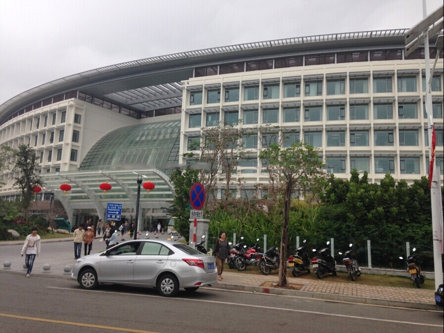 小区周边配套:解放军301分院