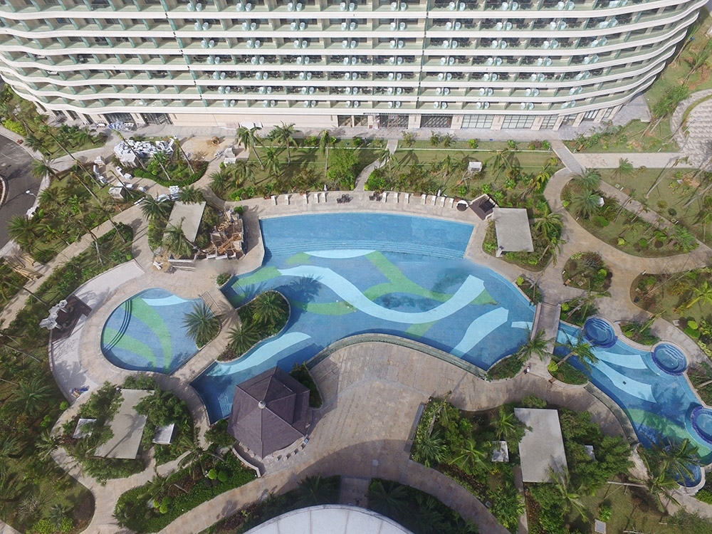 航拍:社区泳池全景图