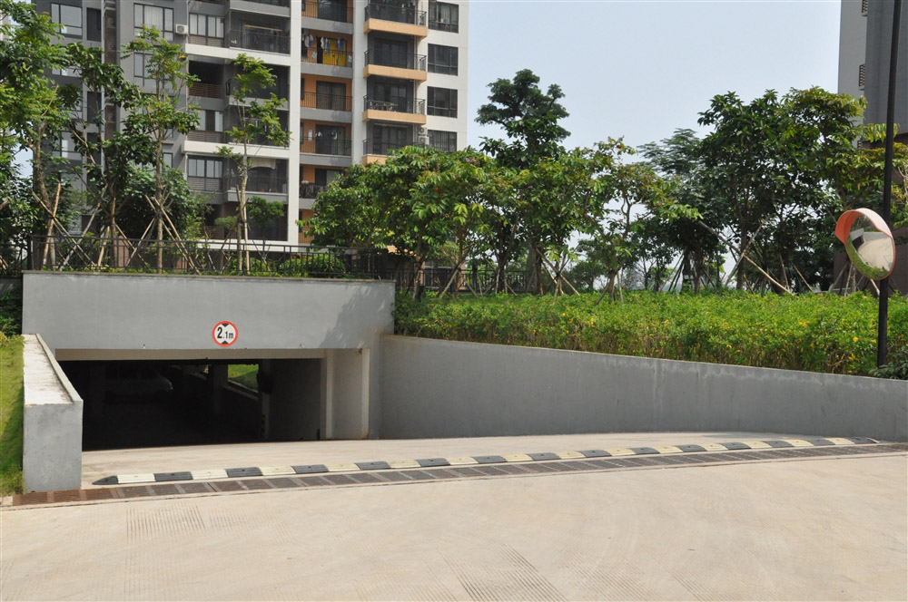 小区地下停车场实景
