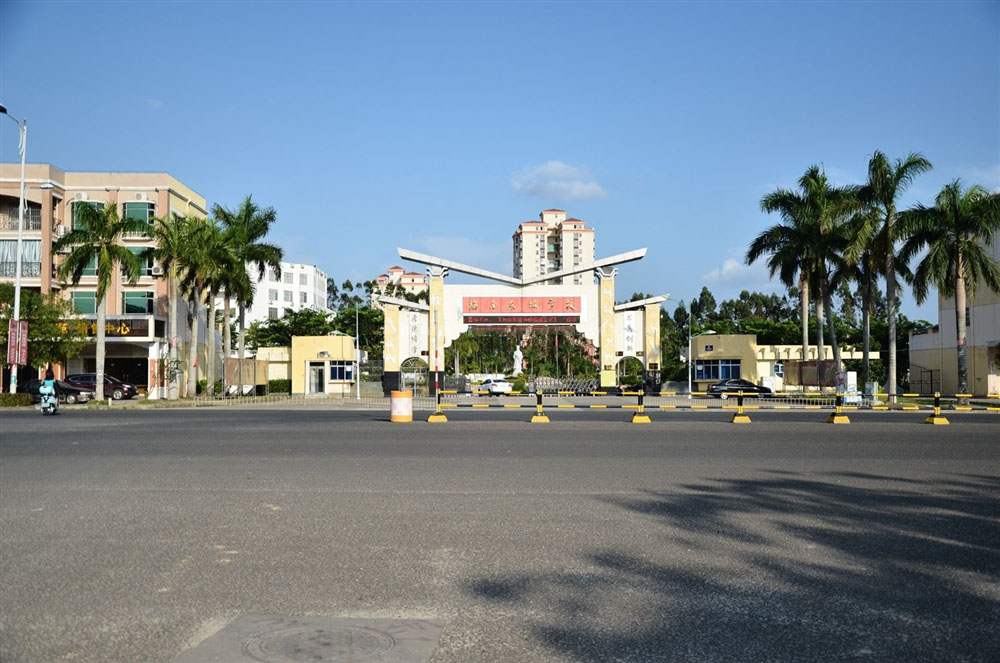 小区周边配套：东坡学校