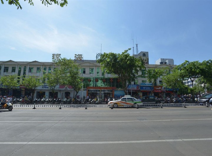 小区周边配套：琼海汽车总站