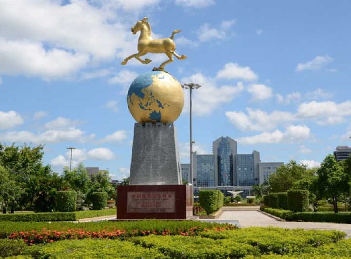 小区周边配套：市政广场