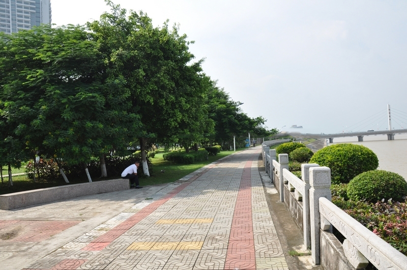 小区周边配套：沿河公园