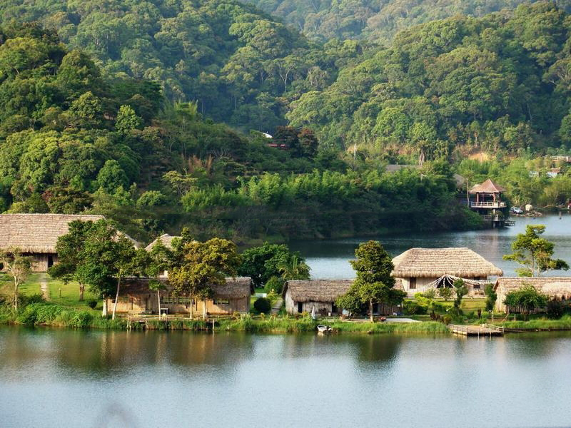 小区周边配套：尖峰岭风景区