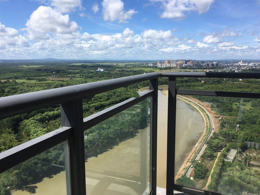 小区高层阳台观文澜江江景