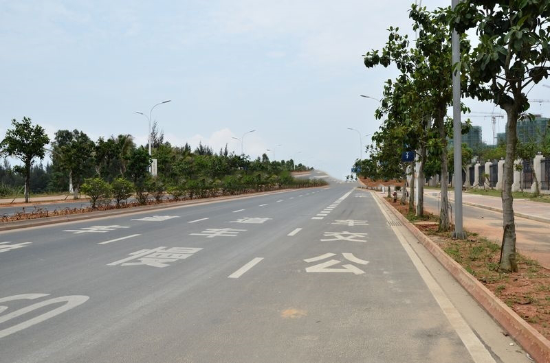 小区周边宽阔马路