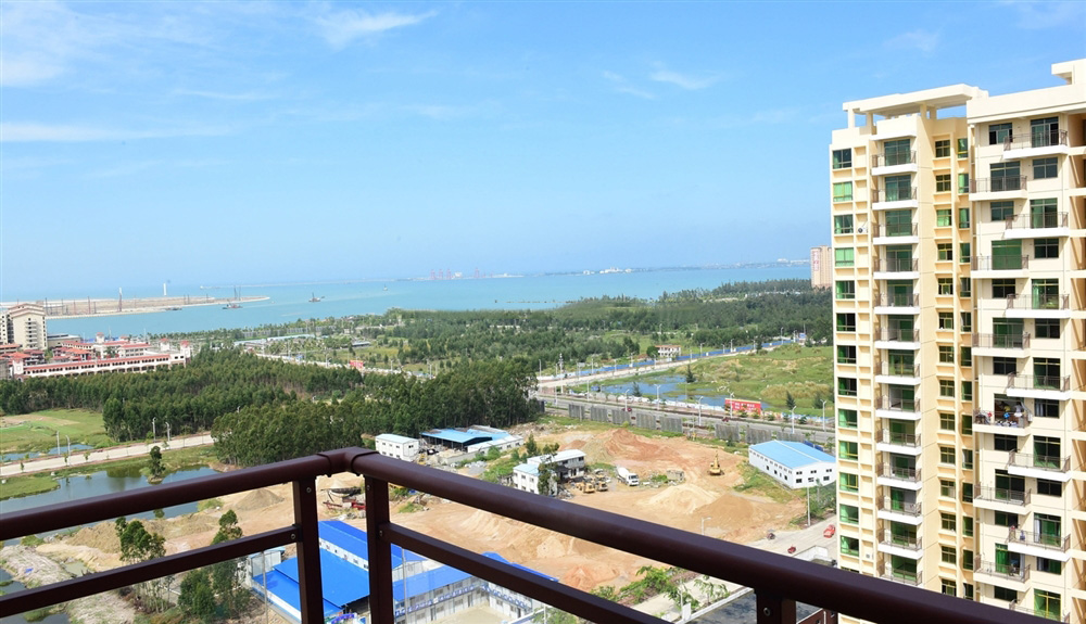 小区高层阳台观海景