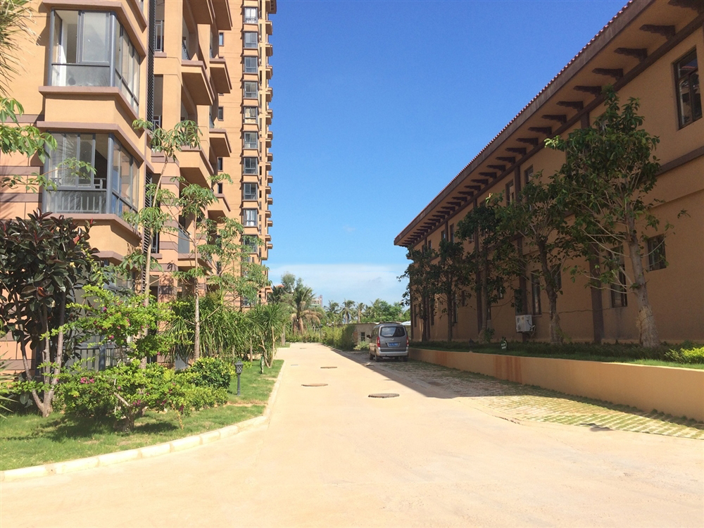 小区配套：地上停车场
