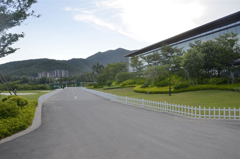 小区园林宽敞道路